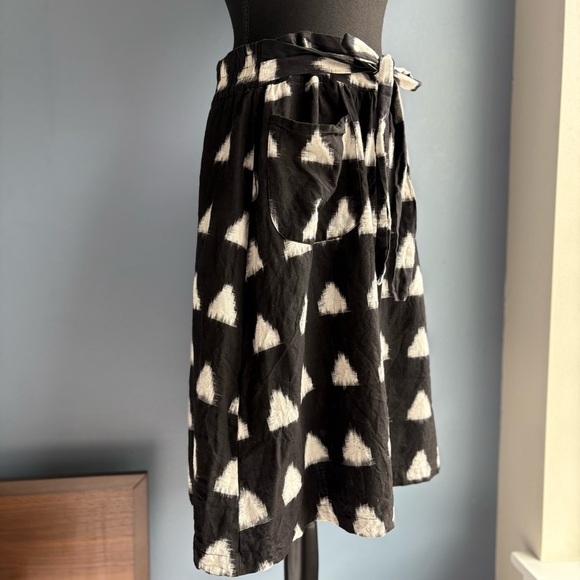 Passion Lilie Black & White Tie Waist Knee Length A-Line Skirt w Pockets - Picture 12 of 14